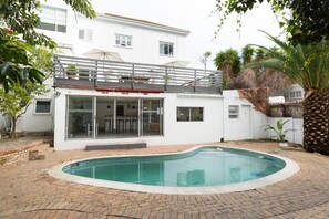 Outdoor pool - DS Backpackers Hostel (Cape Town)
