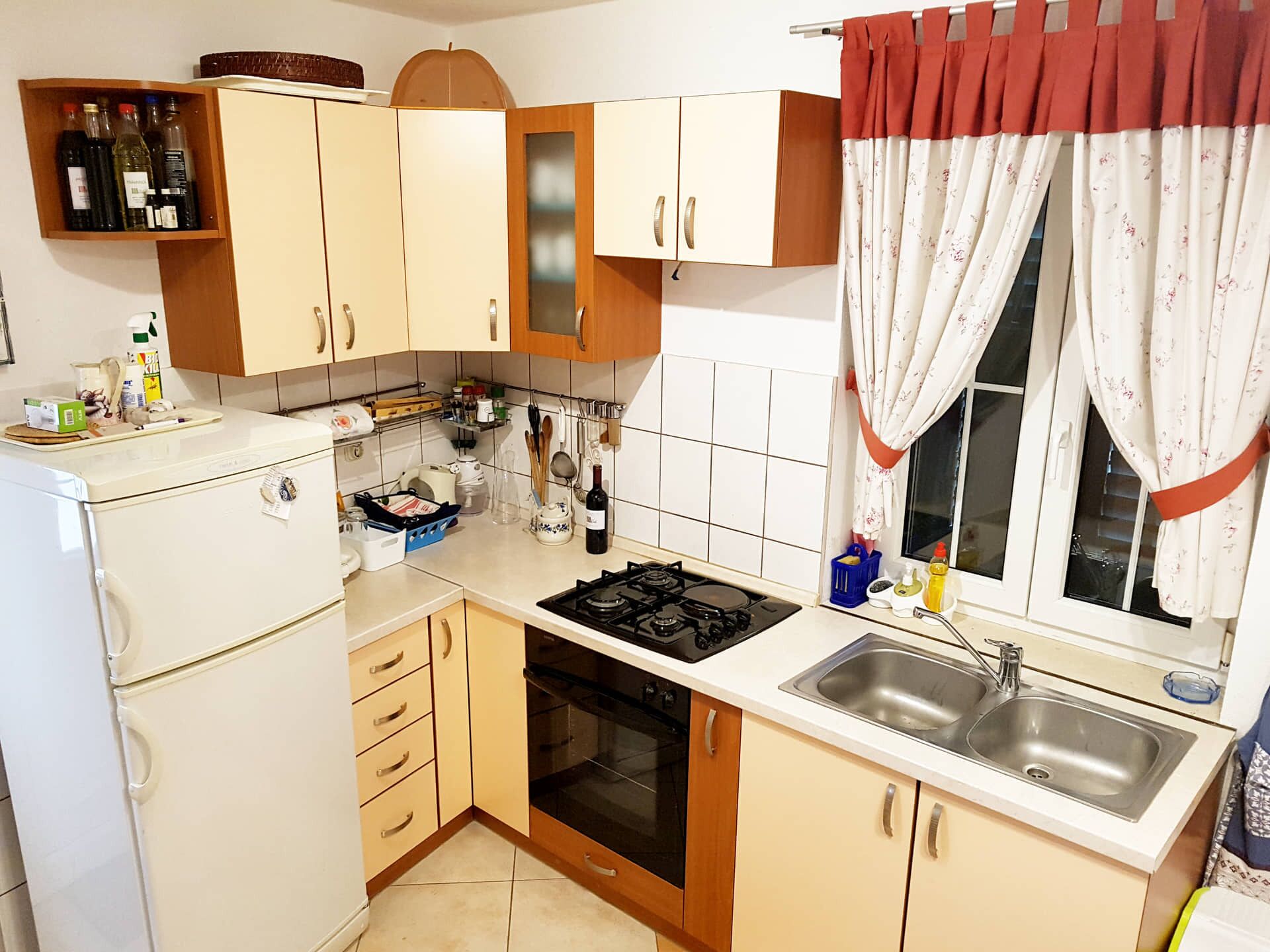 Fridge, oven, stovetop, electric kettle