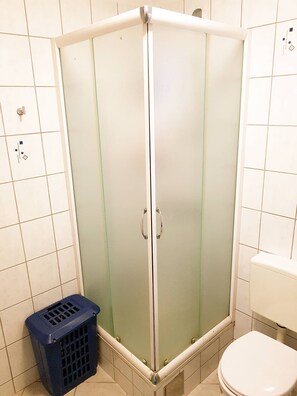 Serviettes fournies, savon, shampooing, papier de toilette