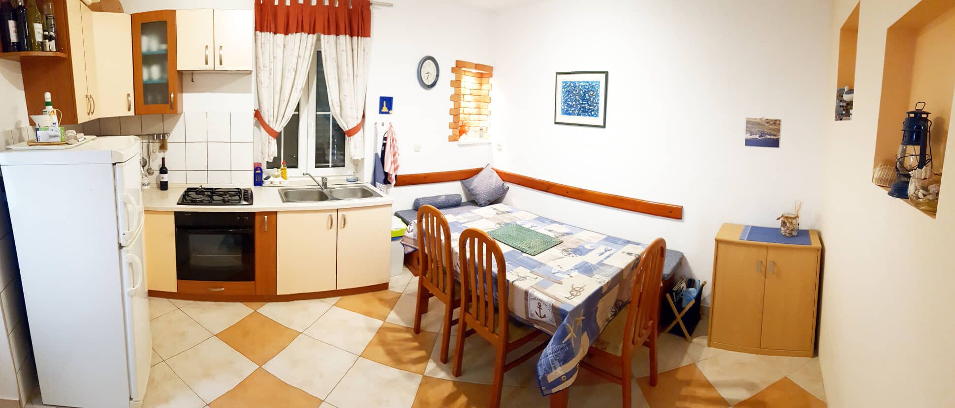 Refrigerador, horno, parrilla de estufa y tetera eléctrica 