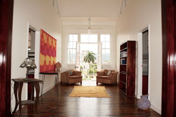 Coin salon dans le hall