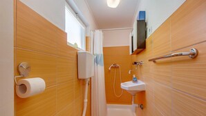 A small bathroom with a toilet, a sink, and a shower. - Pet-Friendly Studio for Two (Veli Lošinj)