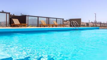 Piscina externa, espreguiçadeiras