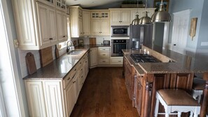 Réfrigérateur, four à micro-ondes, un four, surface de cuisson