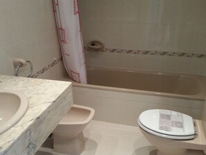 Baignoire, sèche-cheveux, bidet, serviettes fournies