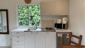 Refrigerador, microondas, parrilla de estufa y tetera eléctrica