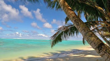 Beach nearby, sun-loungers, beach towels