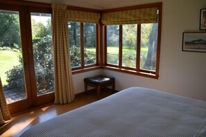 2 bedrooms, iron/ironing board, free WiFi, bed sheets - Cottage within the magical gardens of Flaxmere (Hurunui)