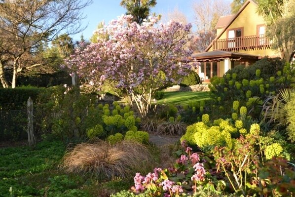 Property grounds - Cottage within the magical gardens of Flaxmere (Hurunui)