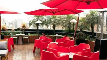 Se sirven desayunos, comidas, cenas y cocina internacional