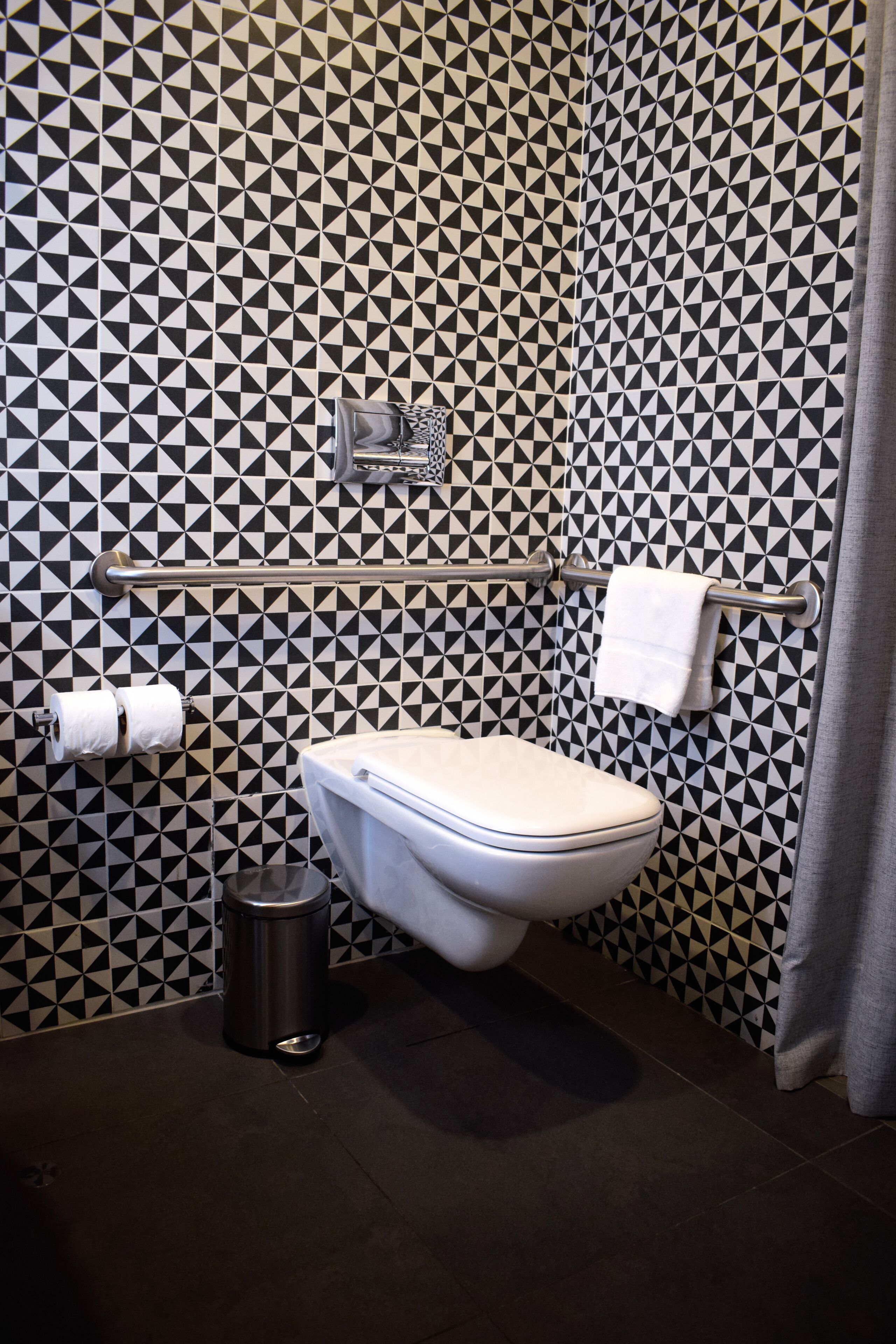 room, 1 king bed, accessible, non smoking | bathroom | shower, hair dryer, towels