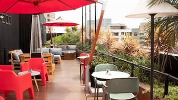 Se sirven desayunos, comidas, cenas y cocina internacional