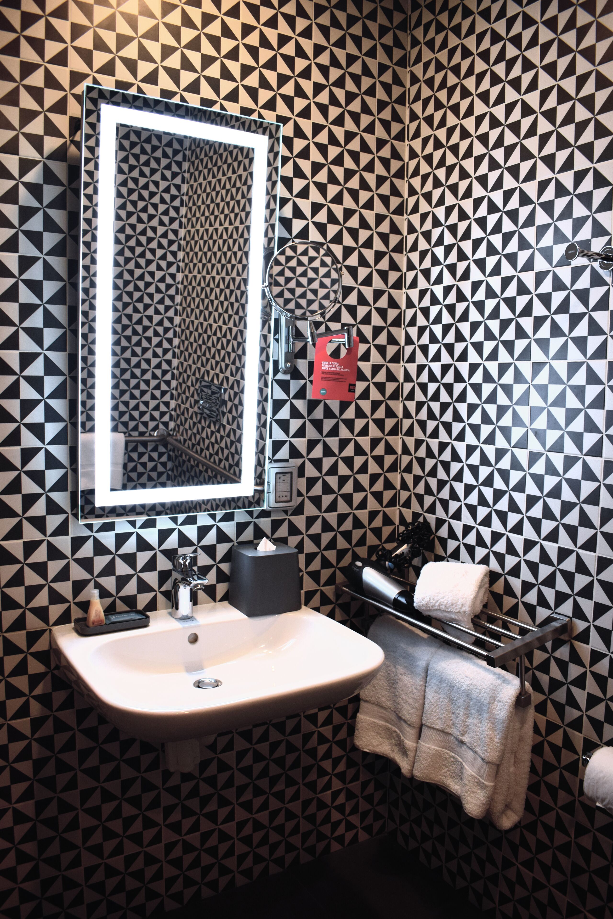 room, 1 king bed, accessible, non smoking | bathroom | shower, hair dryer, towels