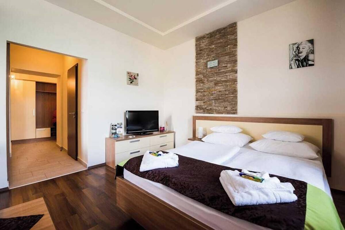 Minibar, caja de seguridad en la habitación y cortinas blackout