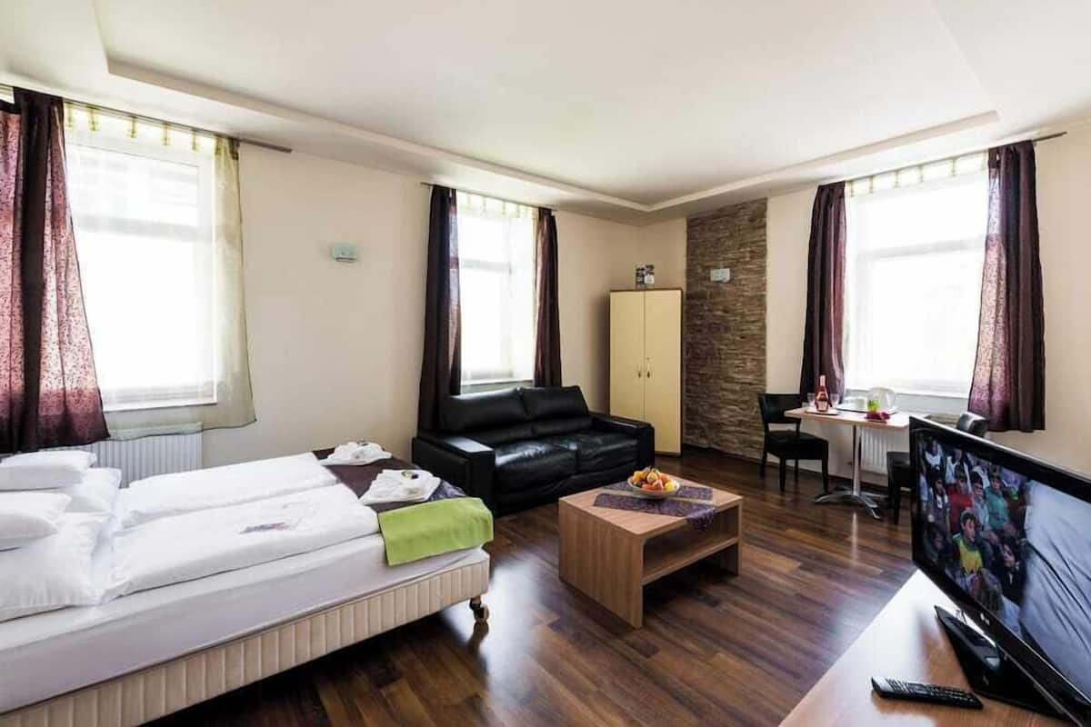 Minibar, caja de seguridad en la habitación y cortinas blackout