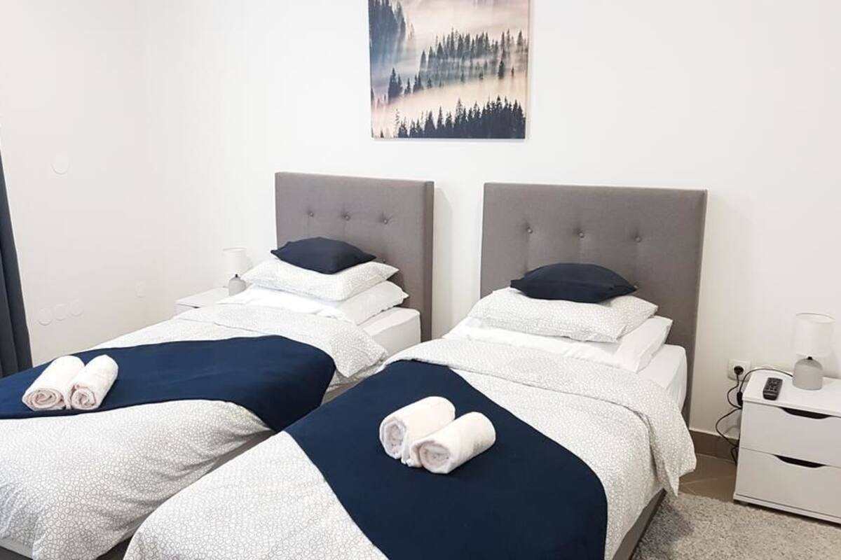 Habitación Confort | Escritorio, espacio para trabajar con laptop y cortinas blackout