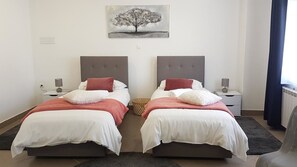 Habitación Deluxe con 1 cama matrimonial o 2 individuales | Escritorio, espacio para trabajar con laptop y cortinas blackout 