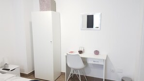 Habitación Confort | Escritorio, espacio para trabajar con laptop y cortinas blackout 