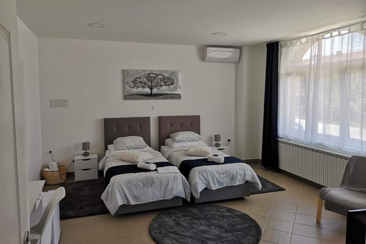 Habitación Deluxe con 1 cama matrimonial o 2 individuales | Escritorio, espacio para trabajar con laptop y cortinas blackout