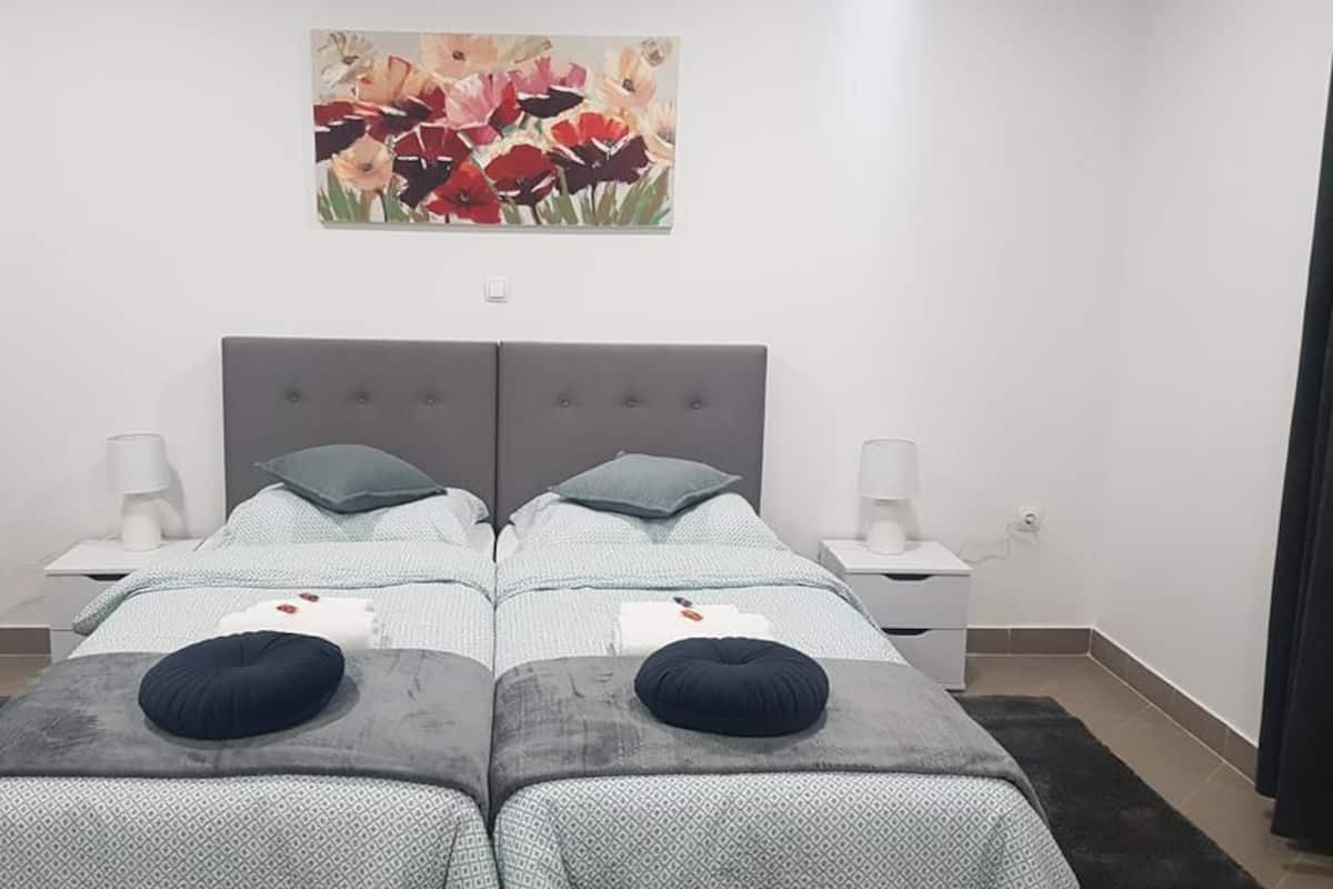 Escritorio, espacio para trabajar con laptop y cortinas blackout