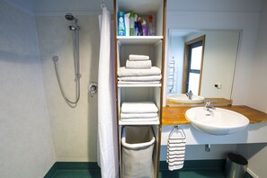 Douche, sèche-cheveux, serviettes fournies, savon