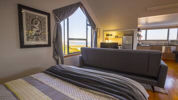 1 dormitorio, escritorio, tabla de planchar con plancha y cuna de viaje