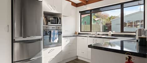 Refrigerador, microondas, horno y parrilla de estufa