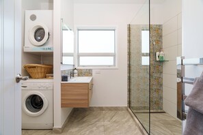 Badewanne, Haartrockner, Handtücher, Seife