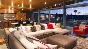 Smart TV, chimenea, reproductor de DVD y estéreo