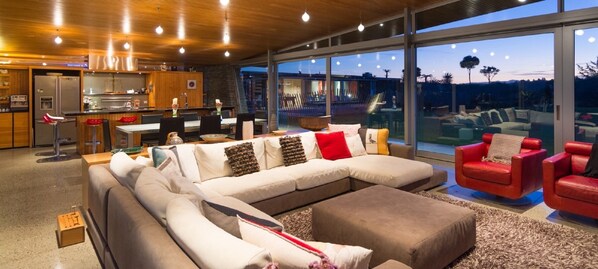 Smart TV, chimenea, reproductor de DVD y estéreo 