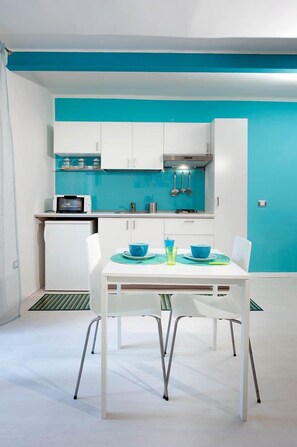 Refrigerador, microondas, placa de cocina, tetera/pava eléctrica