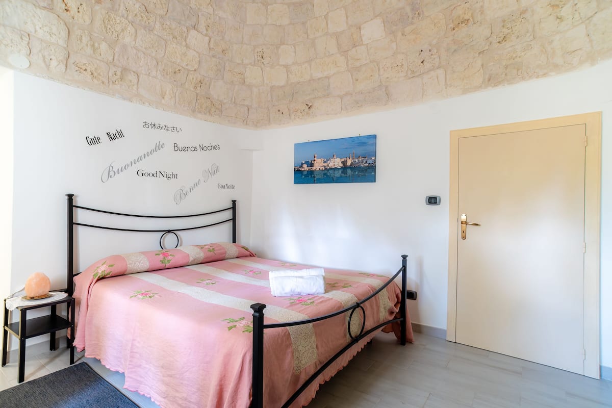 Suite (Trullo) | Escritorio, insonorización, wifi gratis y ropa de cama