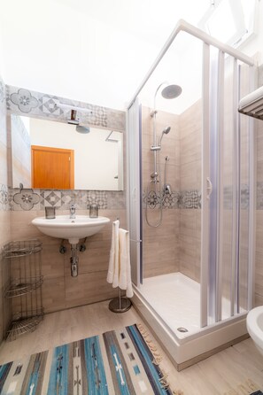 Suite (Foresta) | Bathroom | Shower, rainfall showerhead, bidet, towels - La Maison-D B&B (Monopoli)