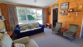 Smart-tv, böcker och en stereo