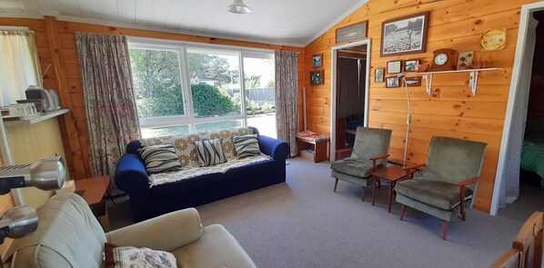 Smart TV, books, stereo