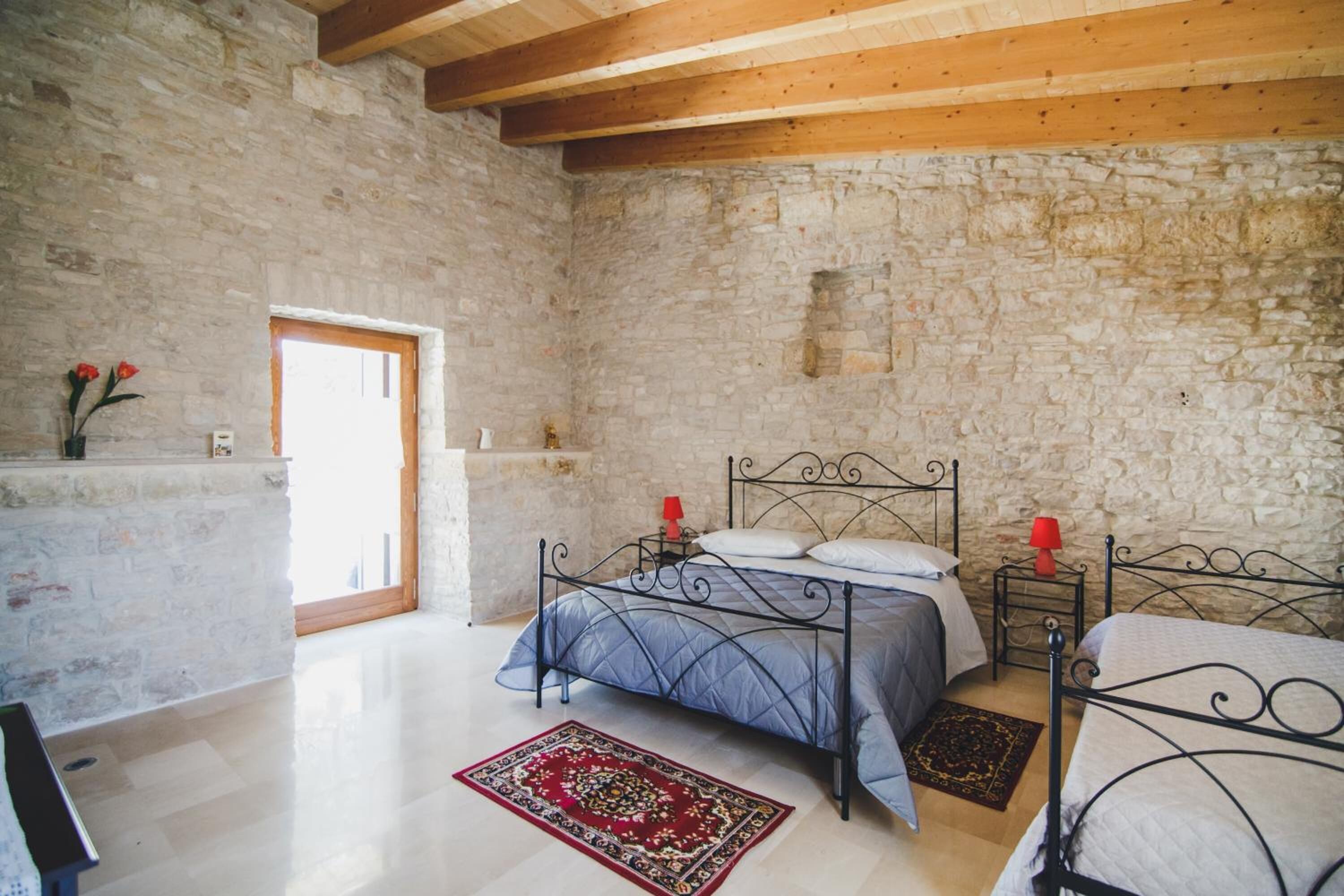 Minibar, bureau, rideaux occultants, fer et planche à repasser