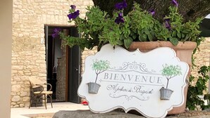 A welcome sign with a stone building in the background. - Ai Pilieri di Bagnoli (Andria)