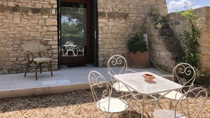 A stone building with a door leading to a covered patio area. - Ai Pilieri di Bagnoli (Andria)