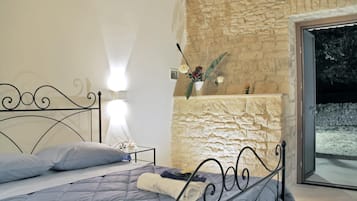 Minibar, escritorio, cortinas opacas y tabla de planchar con plancha