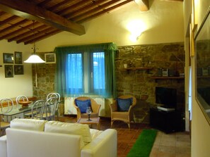 Televisie, een open haard en een stereo