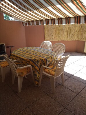 Outdoor dining - Apartment rental (Sainte-Maxime)