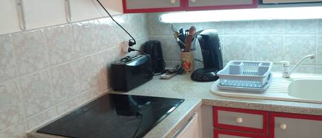 Frigorifero, microonde, forno, piano cottura