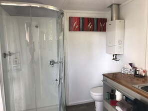 Dusj, håndklær, såpe og toalettpapir