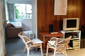 TV, DVD player, books, video library - Peaceful, sunny, furnished - everything you need. (Johnsonville)