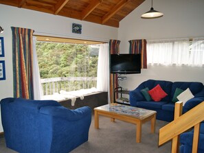 TV - Bush Henge - Tata Beach Holiday Home (Tata Beach)