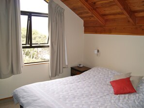 5 bedrooms - Bush Henge - Tata Beach Holiday Home (Tata Beach)