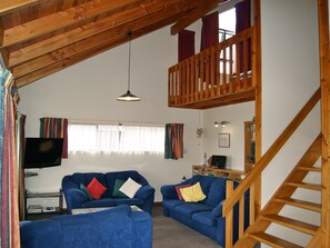 TV - Bush Henge - Tata Beach Holiday Home (Tata Beach)