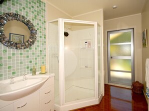 Bathtub, hair dryer - Hibiscus - Matapouri Holiday Home (Matapouri)