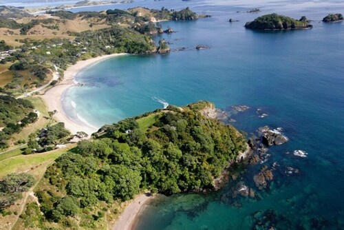 Comfortable bach with stunning views over a beautiful beach