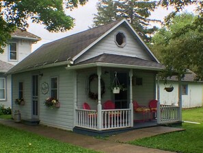 Wood Shed | Premium bedding, individually decorated, individually furnished - Taylor Made Bed and Breakfast (Spillville)